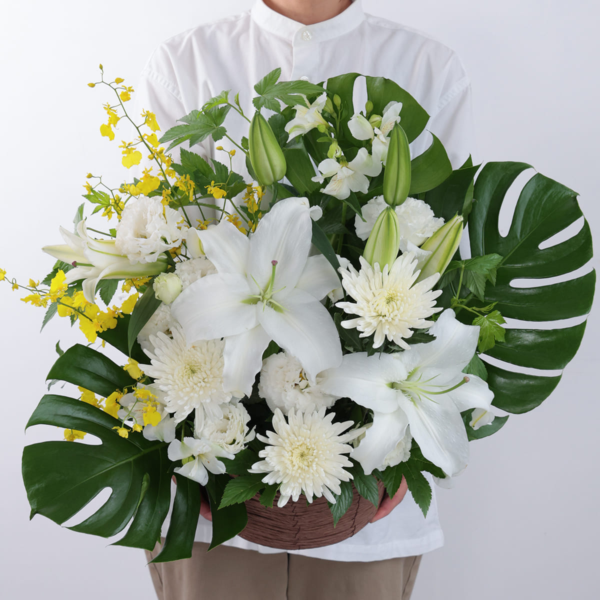 白いユリ、洋菊、オンシジュウムのお供え用アレンジメントのサイズ参考写真