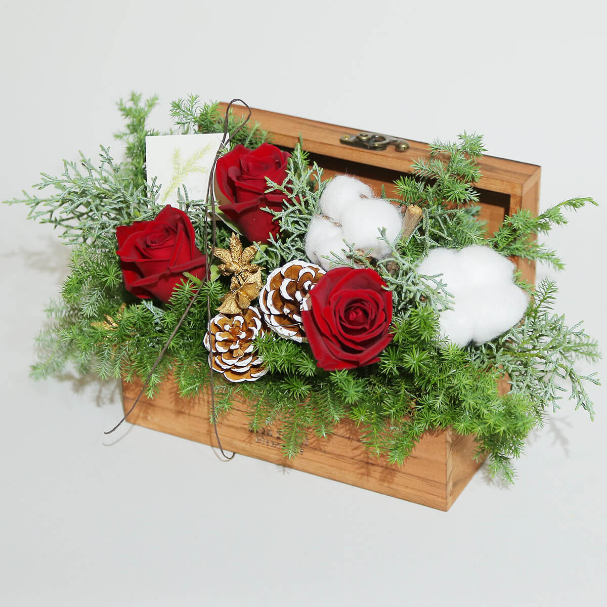 【クリスマス】木製ボックスに入った『森の香りのクリスマスボックス』｜「赤いバラ」の入ったアレンジメント｜Mサイズ｜花屋の通販｜誕生日／結婚記念日などフラワーギフト03