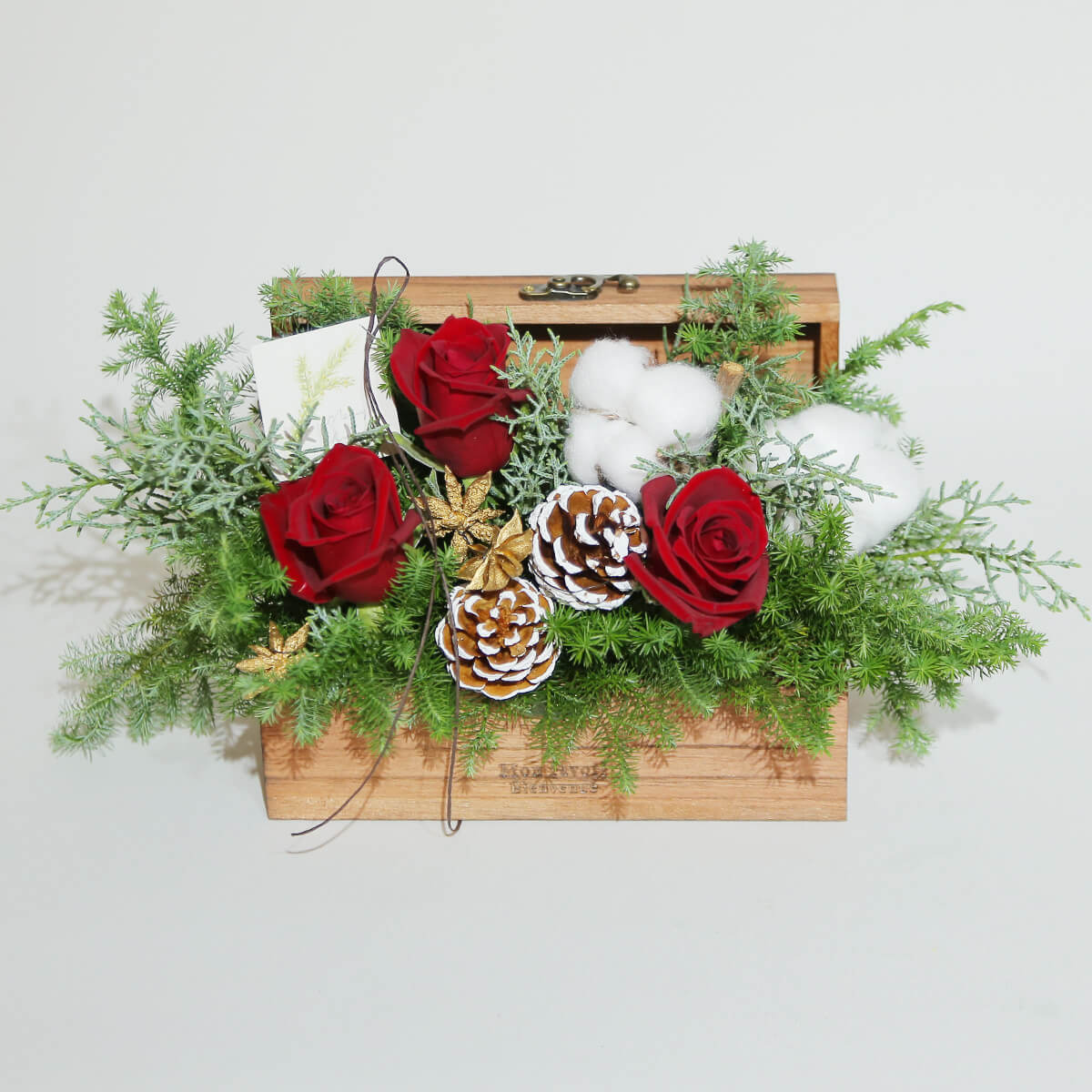 【クリスマス】木製ボックスに入った『森の香りのクリスマスボックス』｜「赤いバラ」の入ったアレンジメント｜Mサイズ｜花屋の通販｜誕生日／結婚記念日などフラワーギフト02