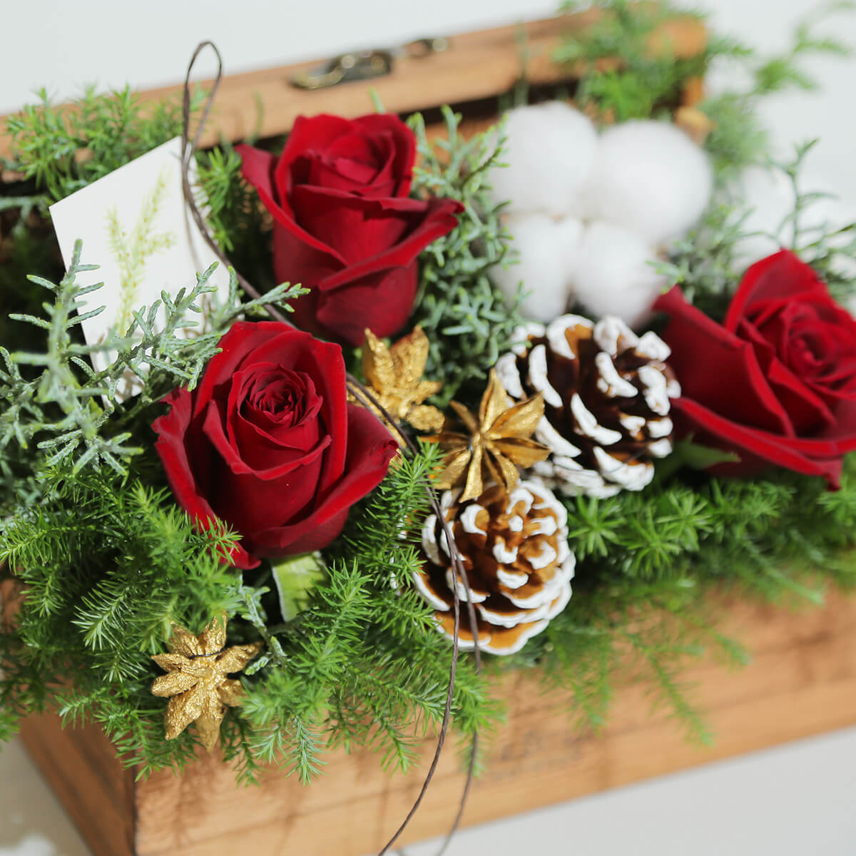 【クリスマス】木製ボックスに入った『森の香りのクリスマスボックス』｜「赤いバラ」の入ったアレンジメント｜Mサイズ｜花屋の通販｜誕生日／結婚記念日などフラワーギフト04