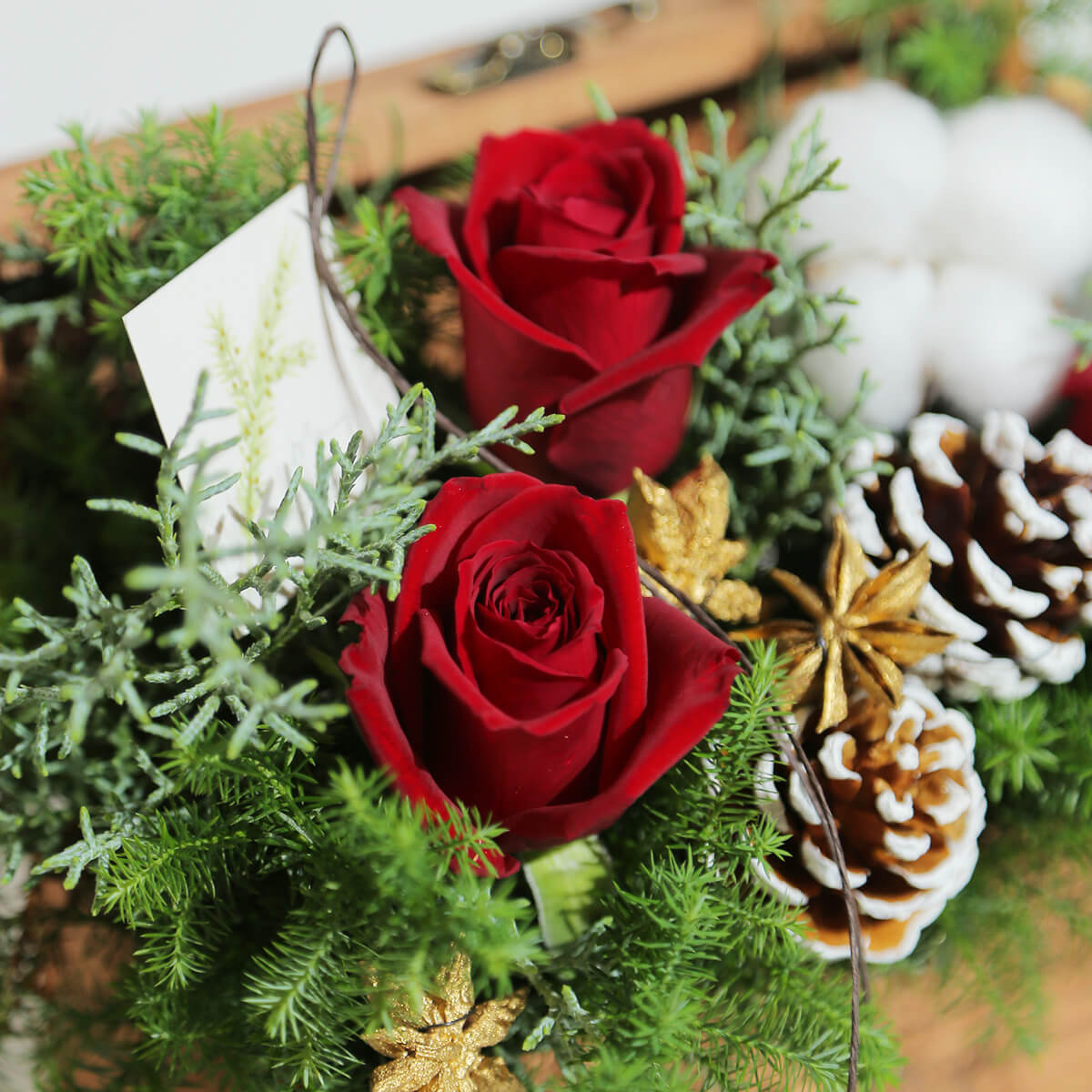 【クリスマス】木製ボックスに入った『森の香りのクリスマスボックス』｜「赤いバラ」の入ったアレンジメント｜Mサイズ｜花屋の通販｜誕生日／結婚記念日などフラワーギフト05