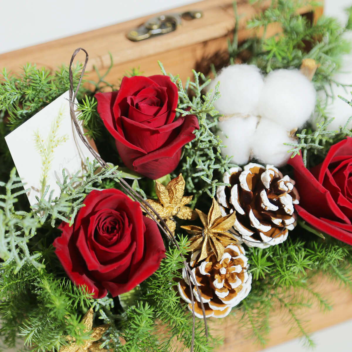 【クリスマス】木製ボックスに入った『森の香りのクリスマスボックス』｜「赤いバラ」の入ったアレンジメント｜Mサイズ｜花屋の通販｜誕生日／結婚記念日などフラワーギフト07