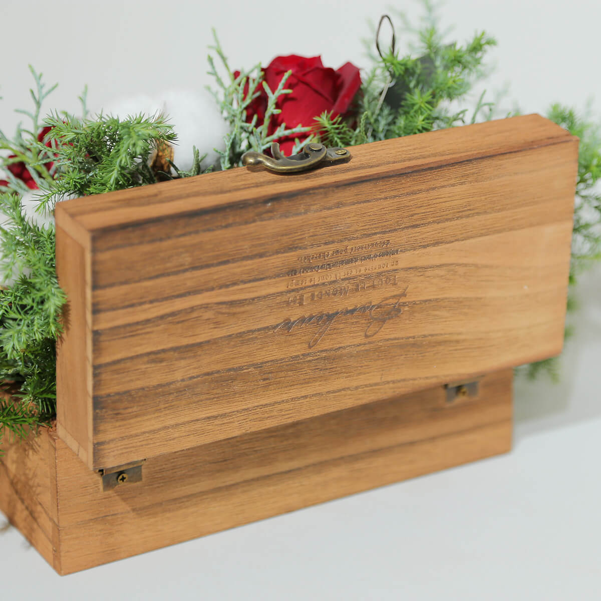 【クリスマス】木製ボックスに入った『森の香りのクリスマスボックス』｜「赤いバラ」の入ったアレンジメント｜Mサイズ｜花屋の通販｜誕生日／結婚記念日などフラワーギフト08