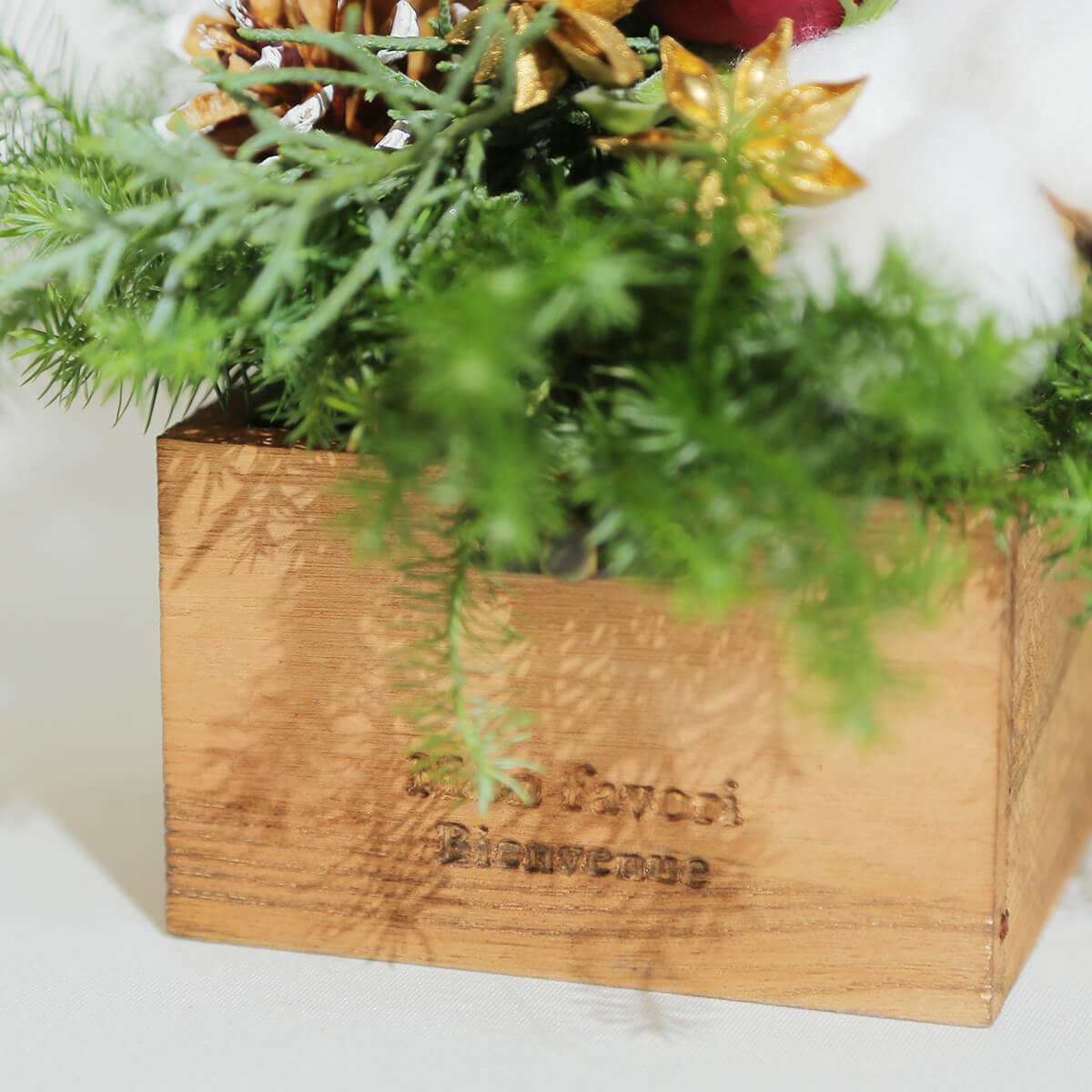 【クリスマス】木製ボックスに入った『森の香りのクリスマスボックス』｜「赤いバラ」の入ったアレンジメント｜Sサイズ｜花屋の通販｜誕生日／結婚記念日などフラワーギフト06