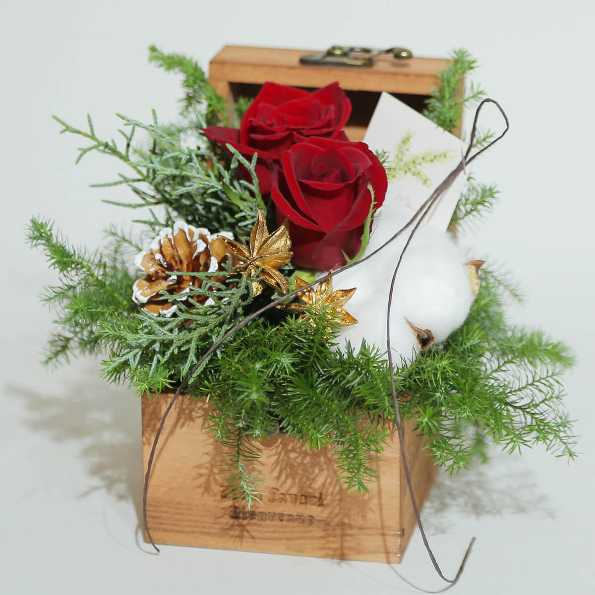 【クリスマス】木製ボックスに入った『森の香りのクリスマスボックス』｜「赤いバラ」の入ったアレンジメント｜Sサイズ｜花屋の通販｜誕生日／結婚記念日などフラワーギフト02