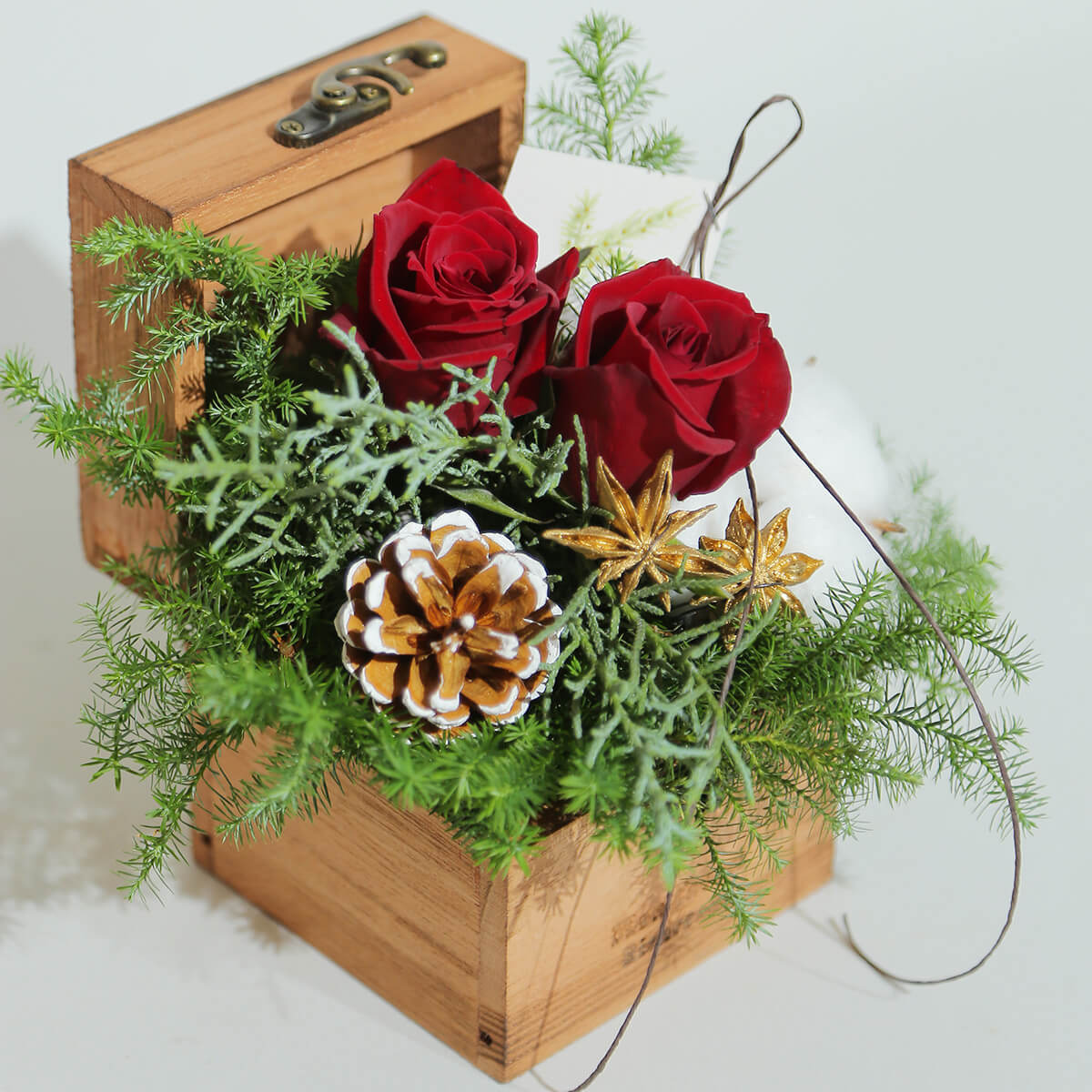 【クリスマス】木製ボックスに入った『森の香りのクリスマスボックス』｜「赤いバラ」の入ったアレンジメント｜Sサイズ｜花屋の通販｜誕生日／結婚記念日などフラワーギフト03