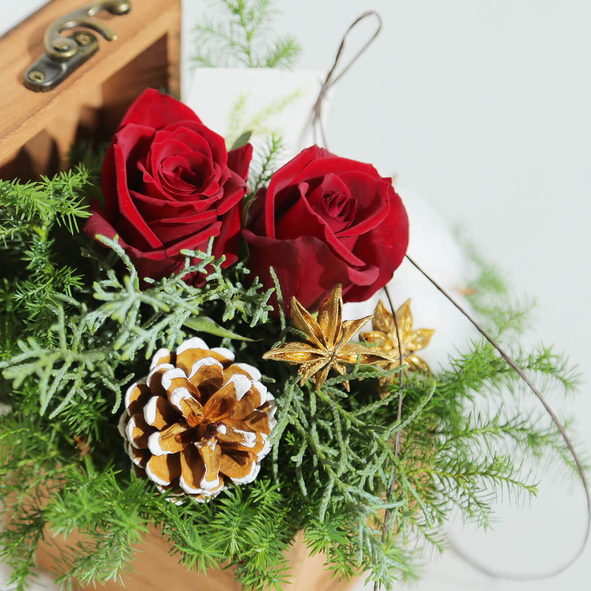 【クリスマス】木製ボックスに入った『森の香りのクリスマスボックス』｜「赤いバラ」の入ったアレンジメント｜Sサイズ｜花屋の通販｜誕生日／結婚記念日などフラワーギフト04