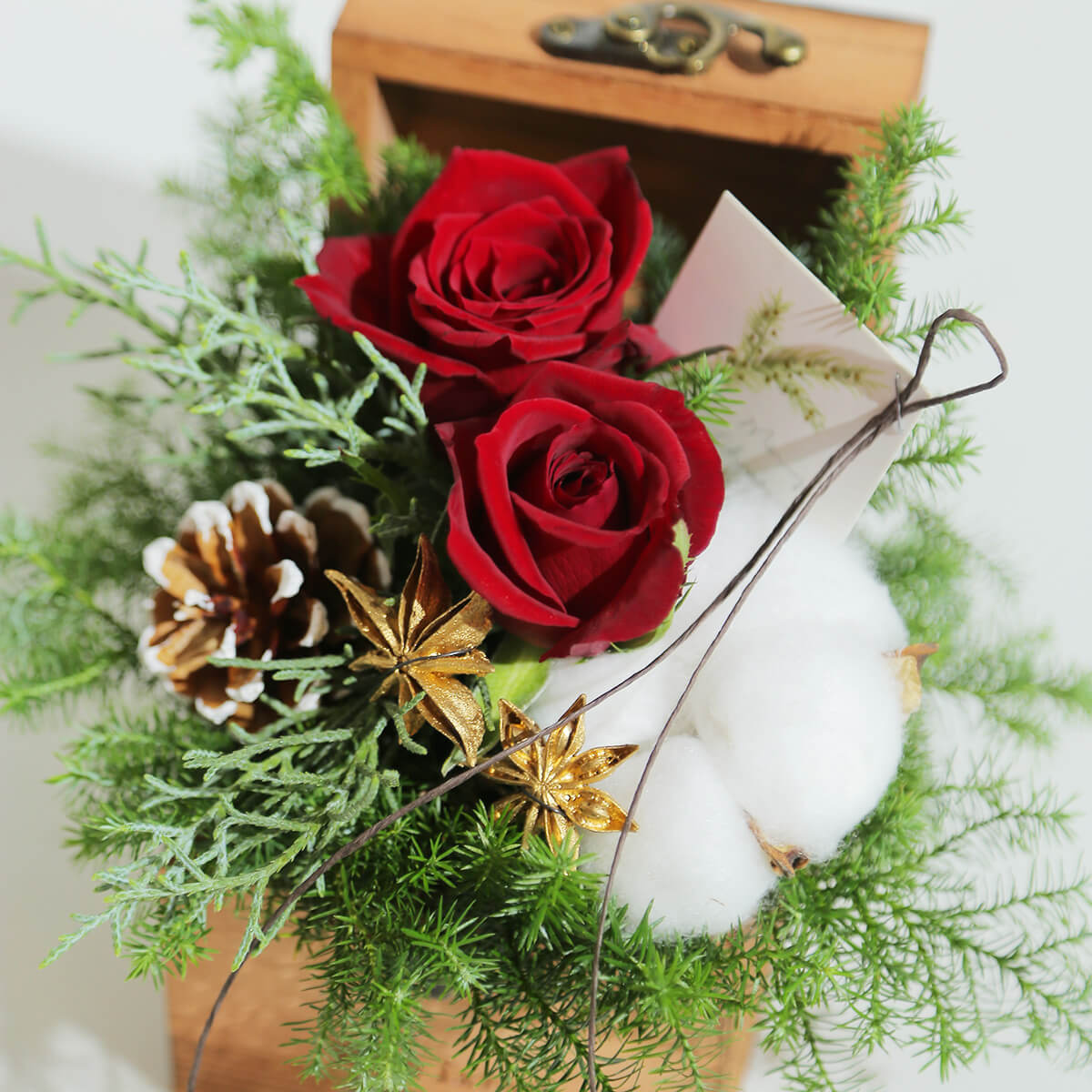 【クリスマス】木製ボックスに入った『森の香りのクリスマスボックス』｜「赤いバラ」の入ったアレンジメント｜Sサイズ｜花屋の通販｜誕生日／結婚記念日などフラワーギフト05